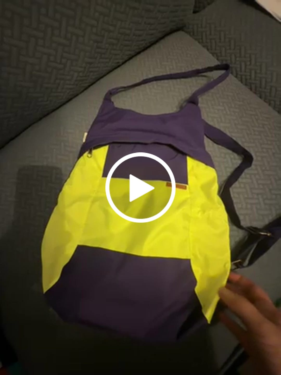 Customer video review of Mochila "Bhaktapur" Verde Fluor + Morado Lila · Pieza Exclusiva 19236