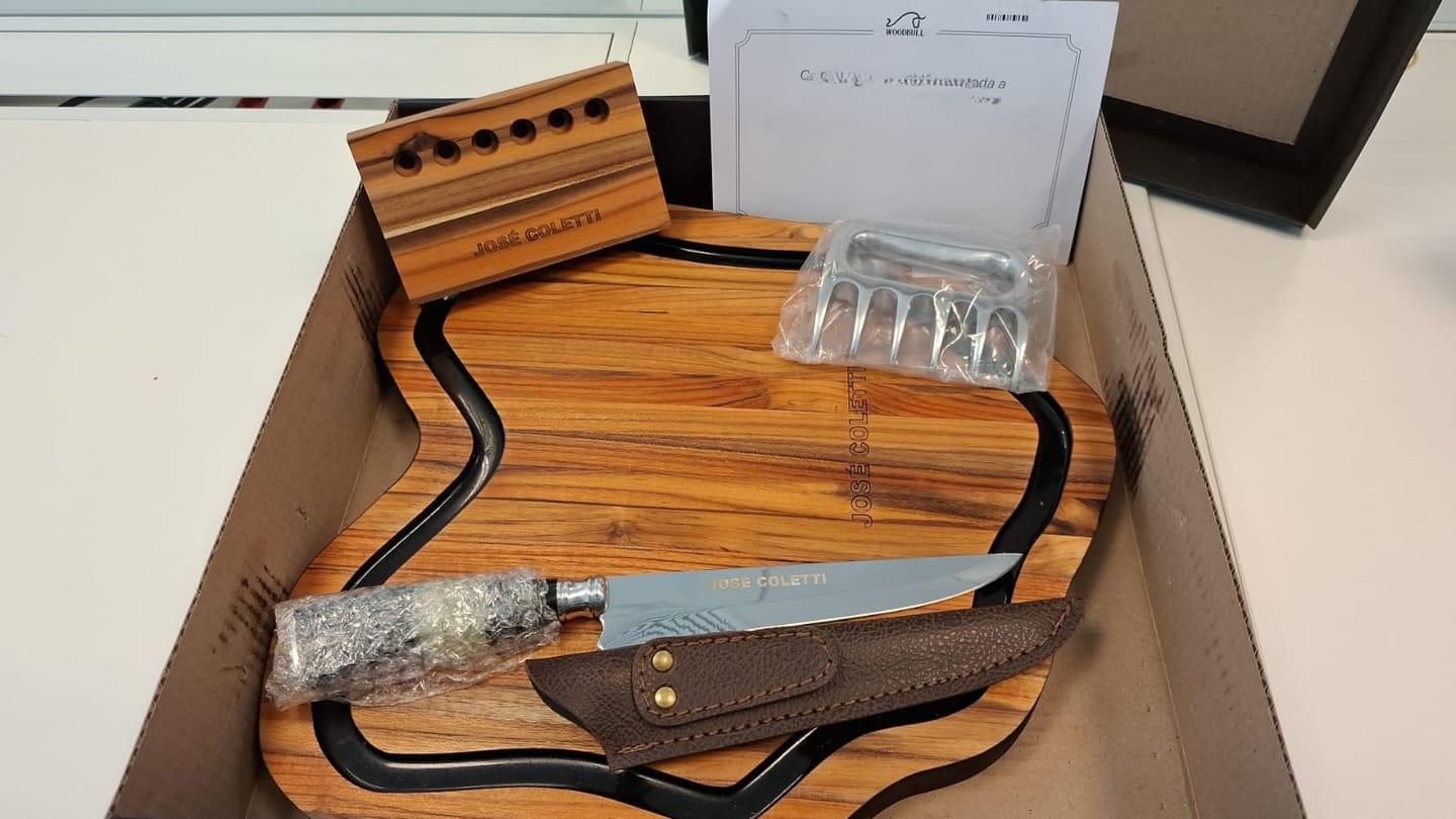 Customer photo review of Kit para Churrasco Personalizado c/ Garra de Urso Faca 7" + Caixa p/ Presente