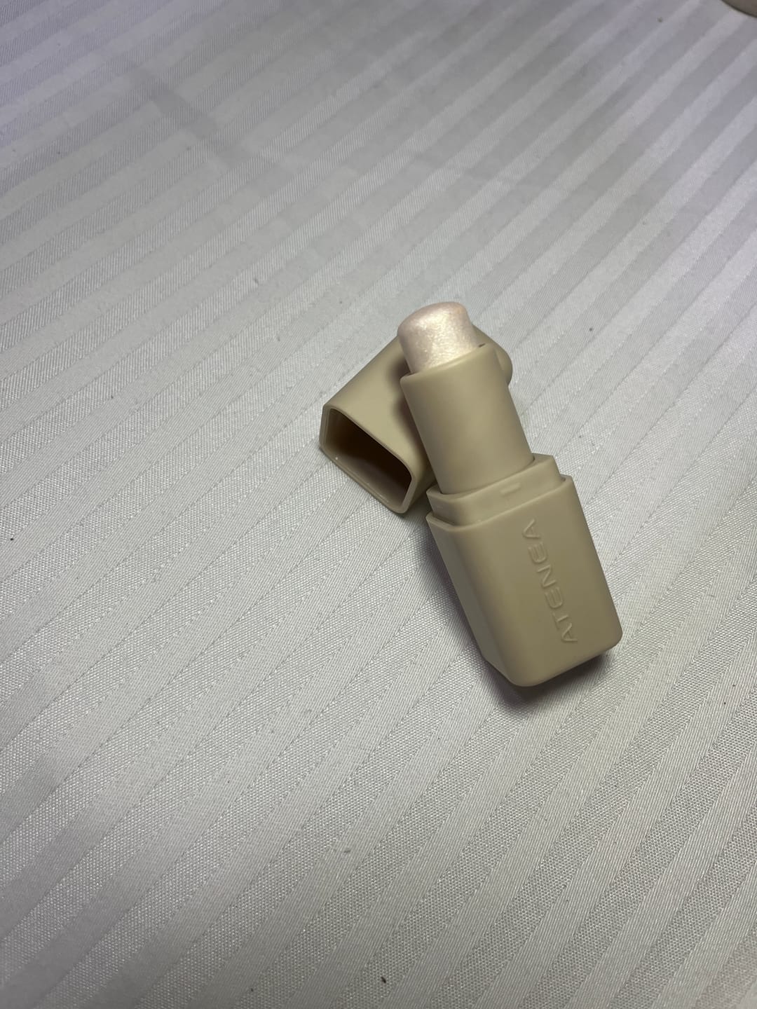 Customer photo review of ILUMINADOR CREMOSO EN BARRA TRAVEL SIZE