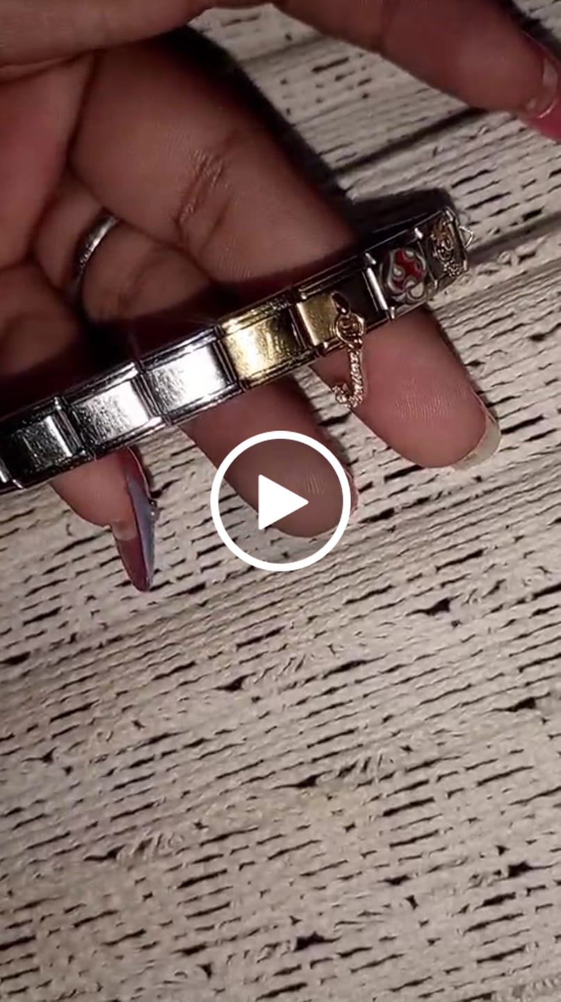 Customer video review of CC Letra Mini (Pulsera y Collar Personalizado)