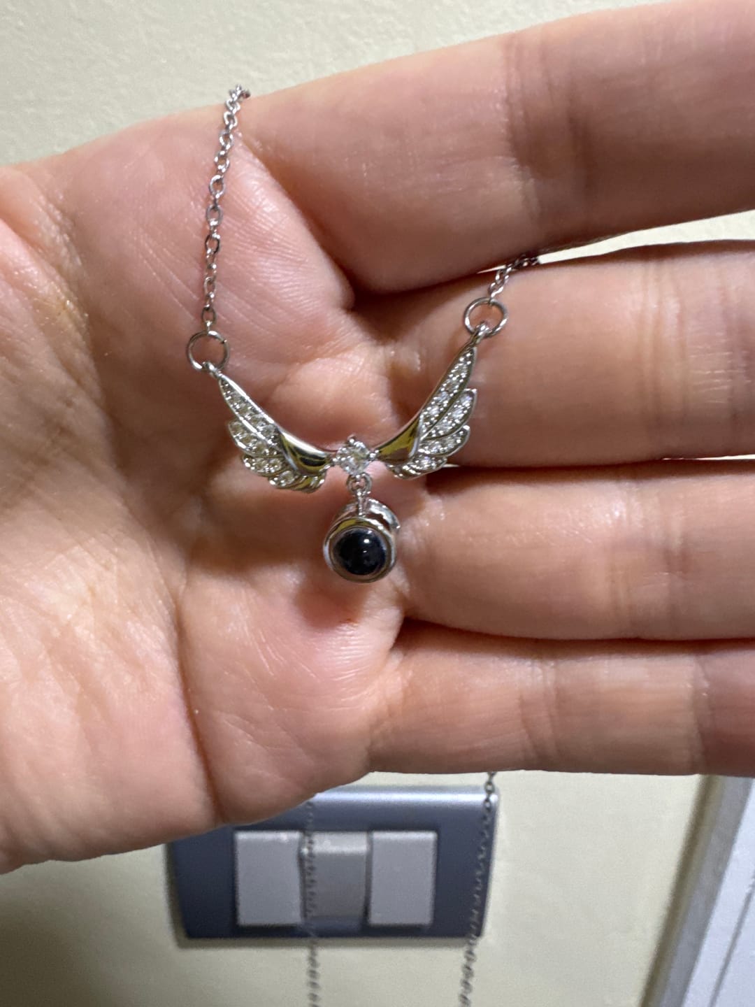 Customer photo review of Collar con Dije de Ala de Ángel y Foto de Proyección Personalizada