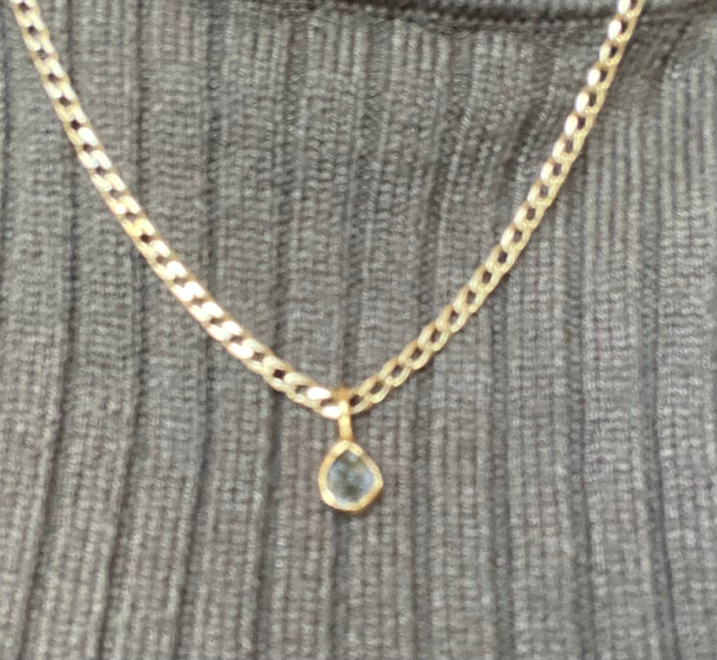 Customer photo review of Moldavite - Mini necklace pendant (18k gold vermeil)