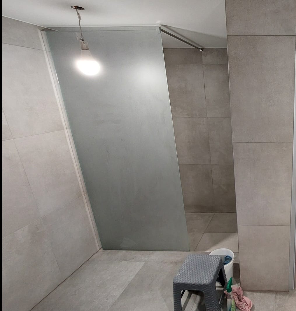 Customer photo review of SONNI Walk In Dusche Duschabtrennung Duschwand Nano Vollsatiniert ESG-Glas Glasstärke 8/10mm Breite 80-160cm