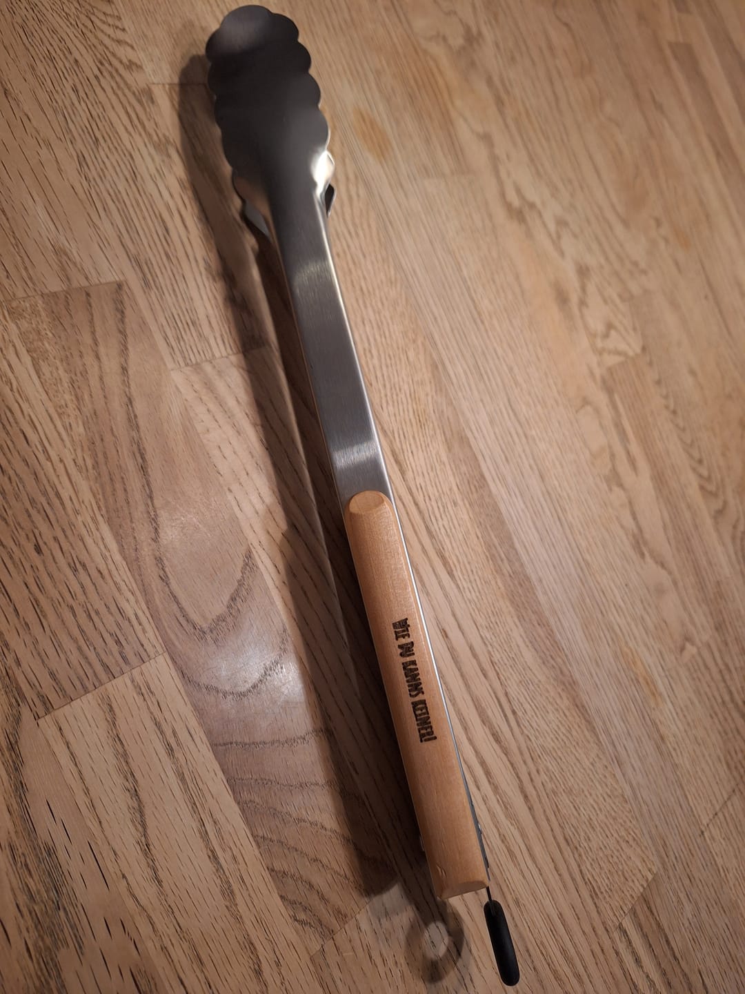 Customer photo review of Grillzange personalisiert mit Gravur. Edelstahl, Holzgriff individuell – für Männer am Grill