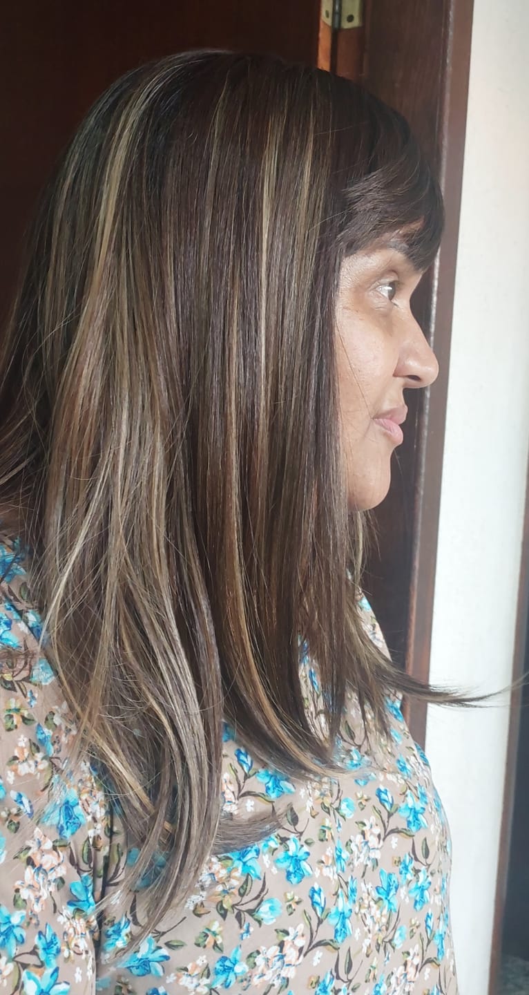 Customer photo review of Peruca Isa Castanho Luzes 3322 com Franja (Premium)