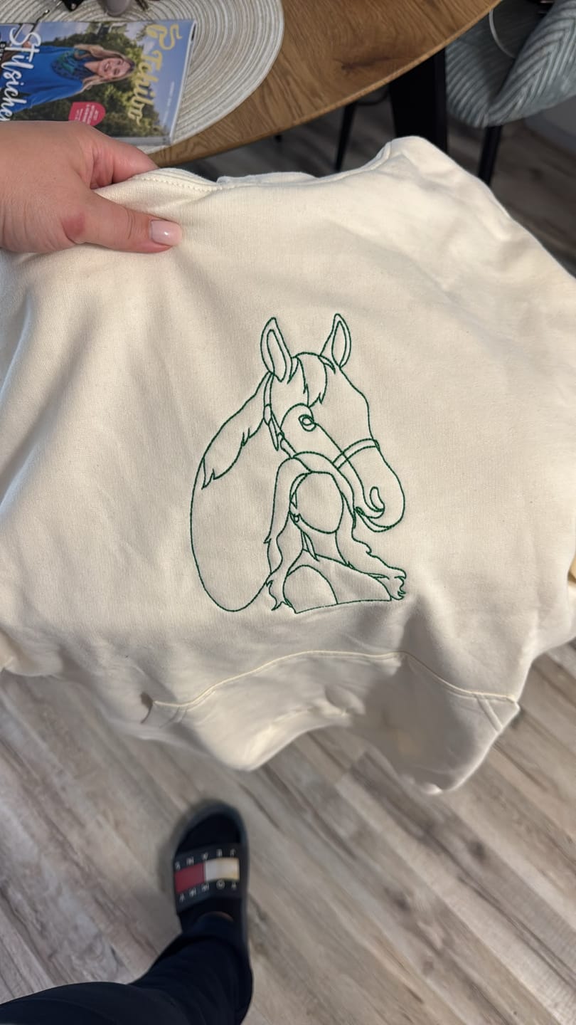 Customer photo review of Personalisierter & bestickter Hoodie mit Foto-Stickerei (Line-Art Stil)