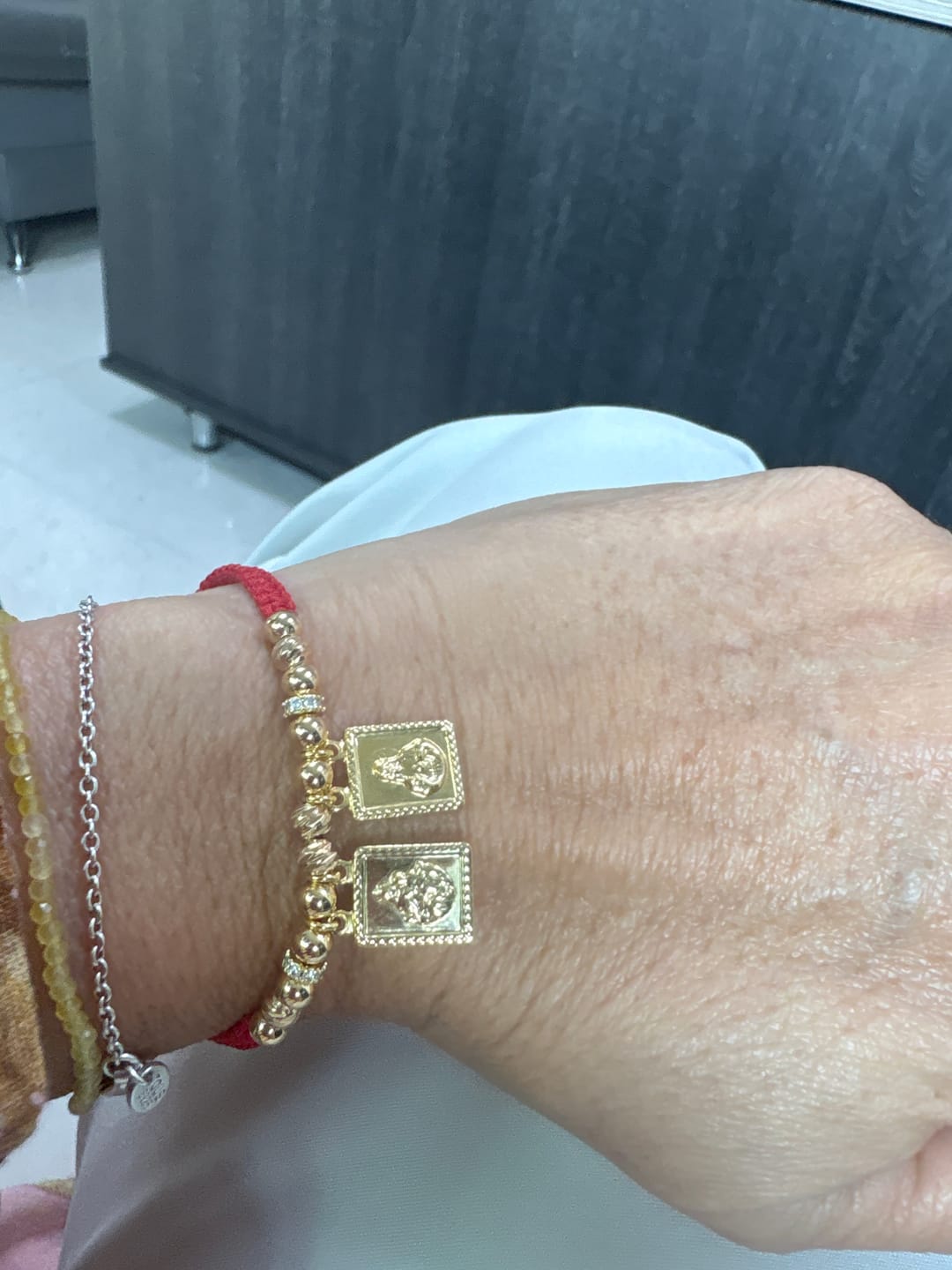 Customer photo review of Pulsera Escapulario de Lujo