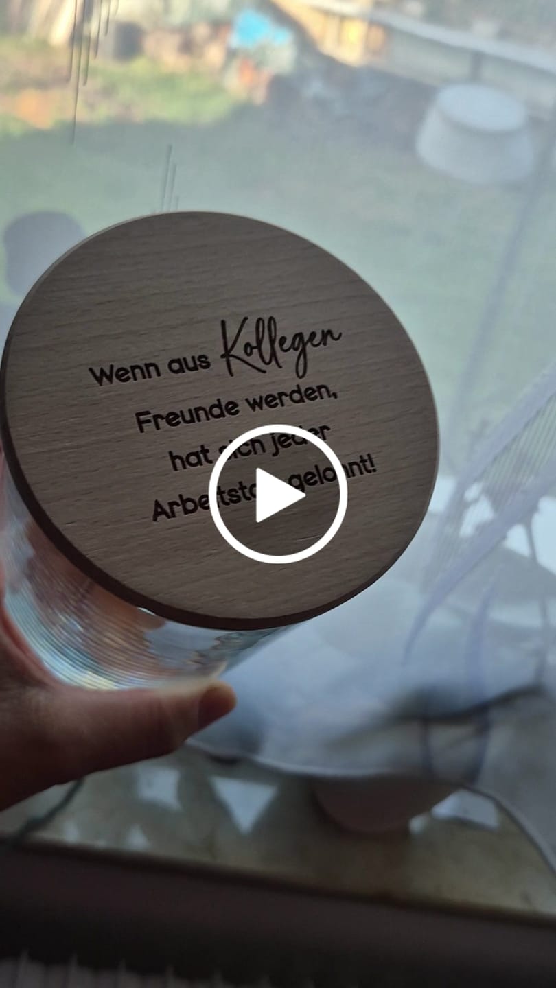 Customer video review of Geschenk-Glas "Wenn aus Kollegen Freunde werden"