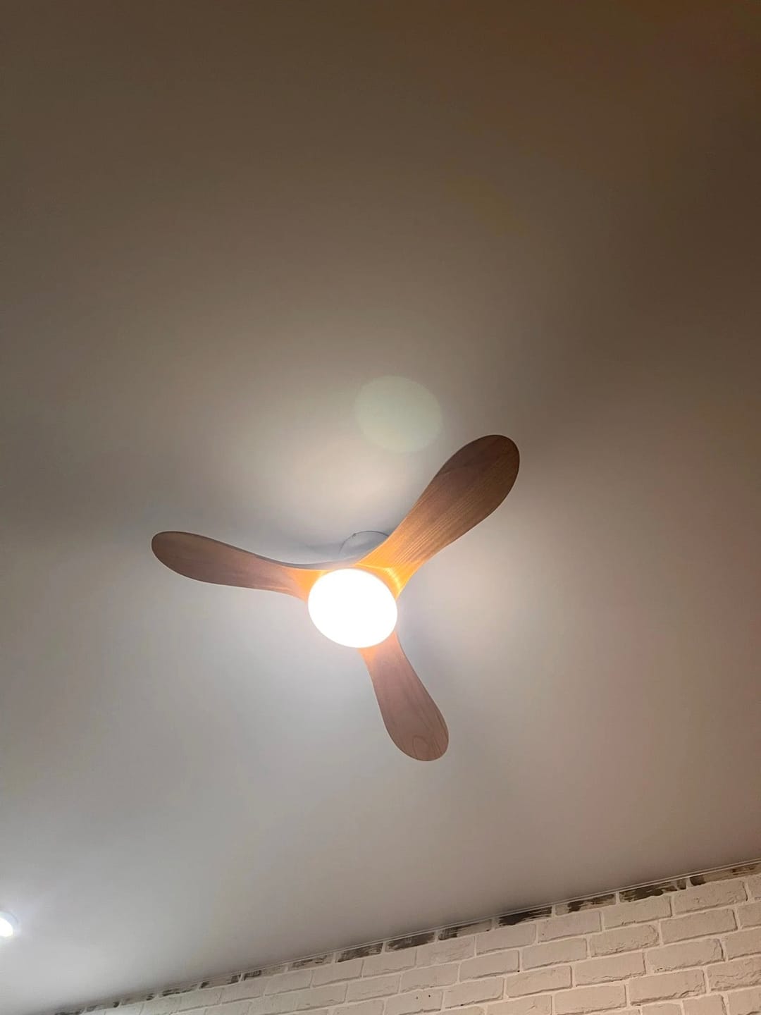 Customer photo review of Ventilateur de Plafond en Bois Massif Silencieux Haut de Gamme Avec Lumière LED, Télécommande et Réversible Été/Hiver - Sylvane