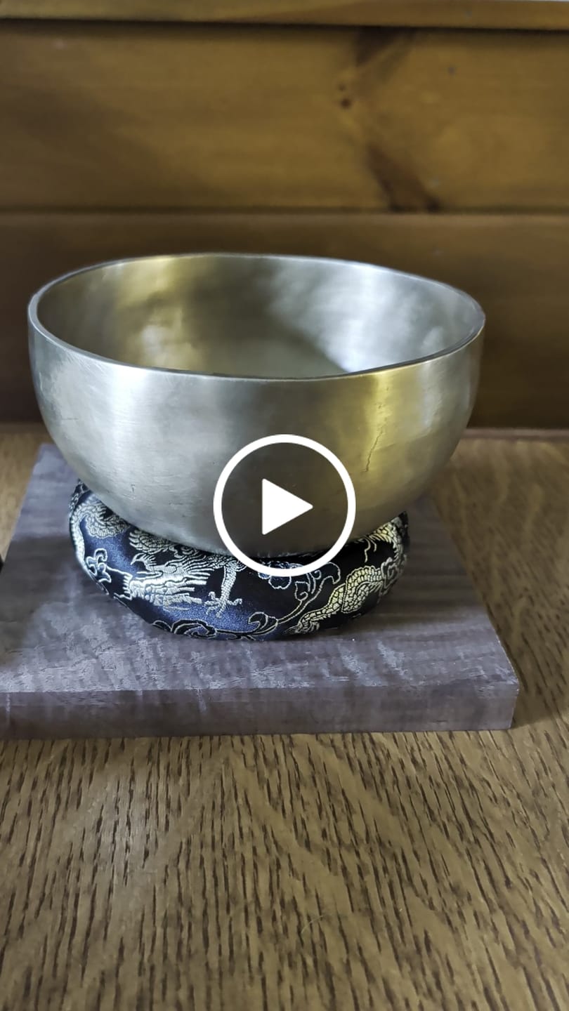 Customer video review of Himalayas Handmade Singing Bowl – Hand Polished Golden Finish