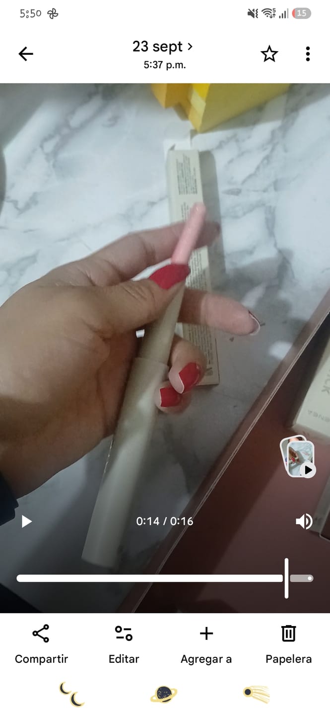 Customer photo review of SOMBRAS CREMOSAS EN BARRA