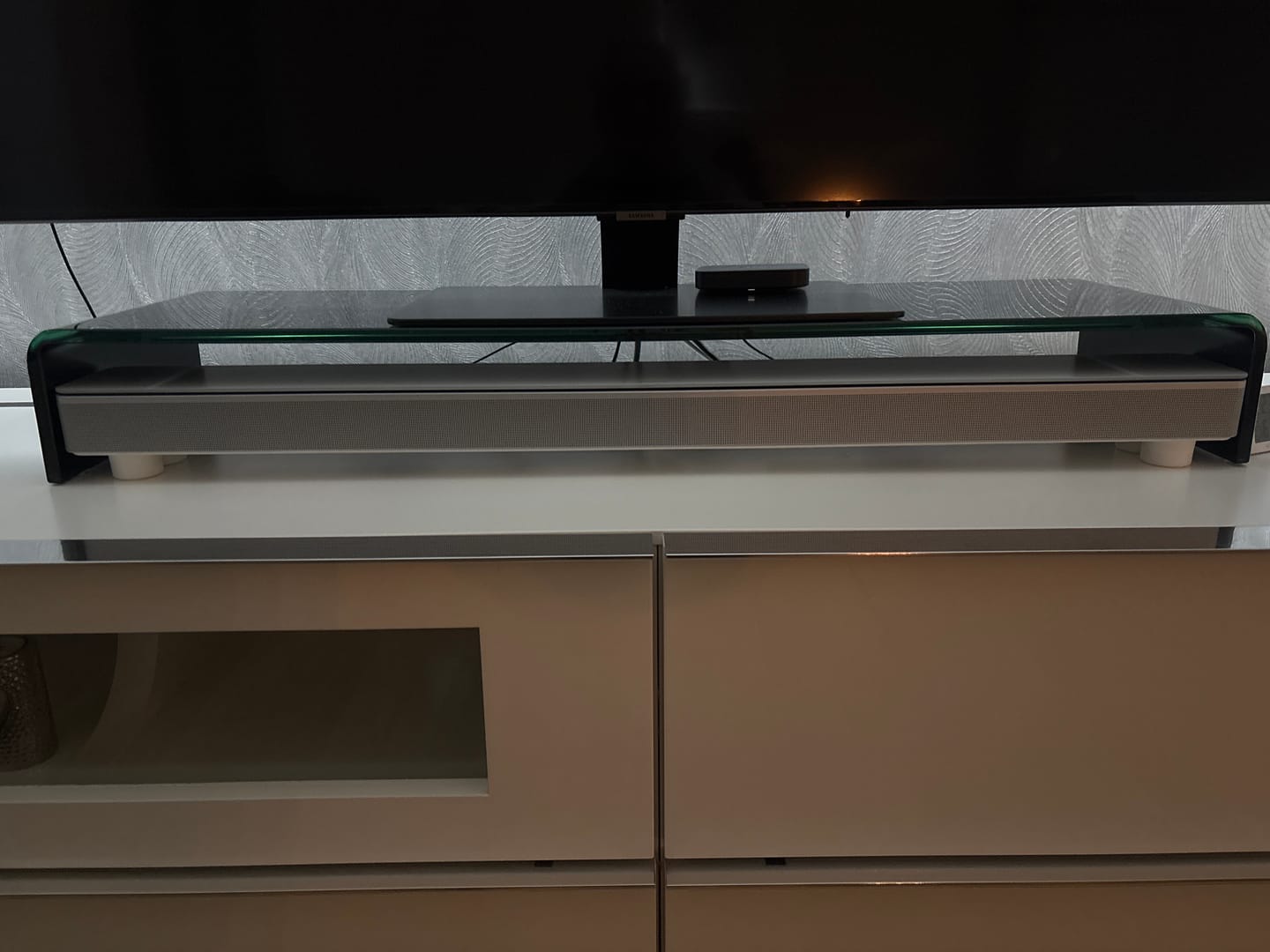Customer photo review of Glas Aufsatz Erhöhung für TV, Bildschirm, PC, Monitor, Laptop - Schwarz