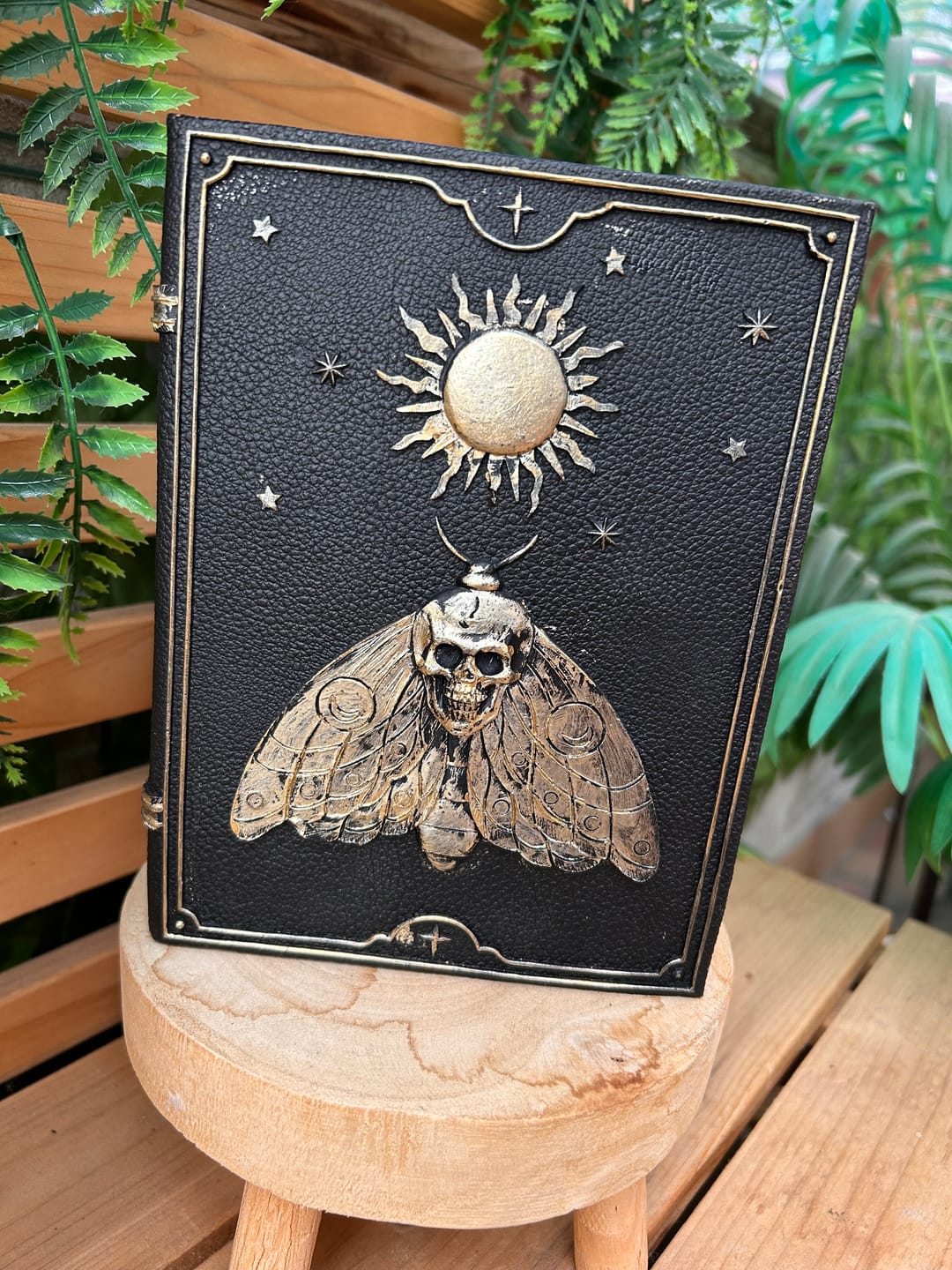 Customer photo review of Deko Zauberbuch mit Totenkopf & Schmetterling – Halloween Dekoration
