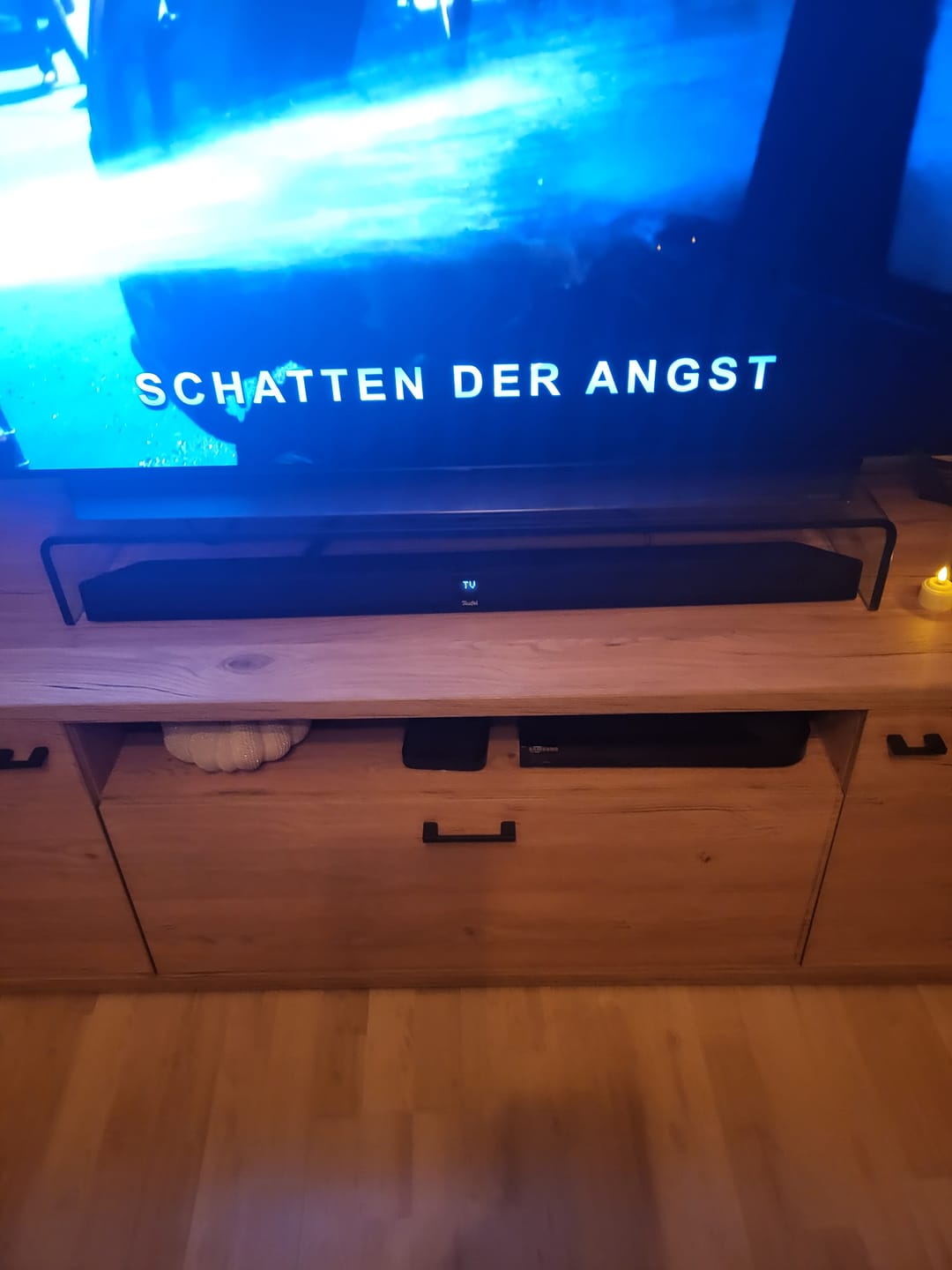 Customer photo review of Glas Aufsatz Erhöhung für TV, Bildschirm, PC, Monitor, Laptop - Klarglas