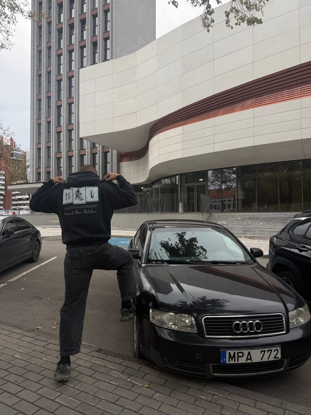 Customer photo review of VINCIT QUI PATITUR ULTRA HEAVY HOODIE