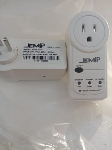 Customer photo review of Protector de Voltaje Jemip Basic JP-VP38-01 - 900 Joules - 115V - Negro