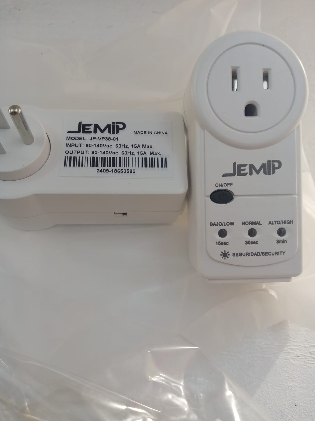 Customer photo review of Protector de Voltaje Jemip Basic JP-VP38-01 - 900 Joules - 115V - Negro