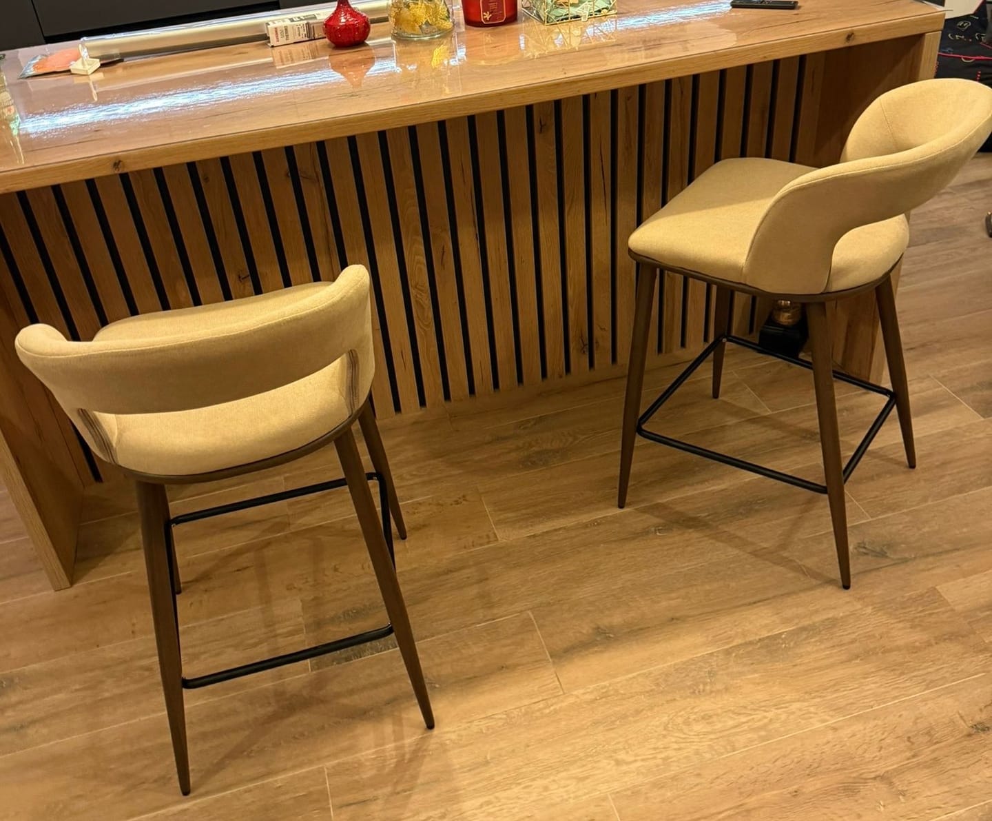 Customer photo review of Scaun de bar bej H114, stofa clasica/otel, 48x52x92 cm