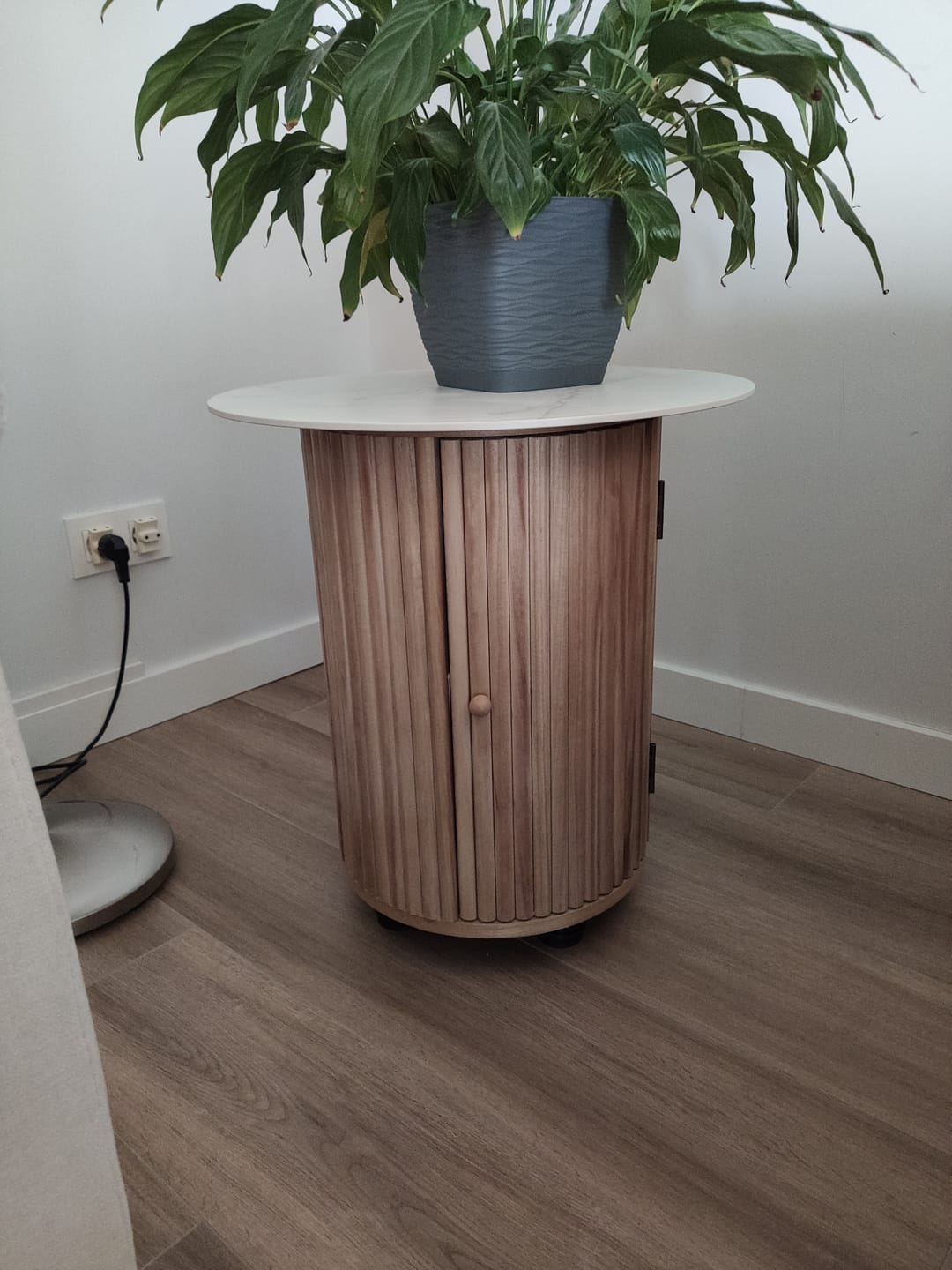 Customer photo review of TRINIDAD - Table d'appoint en bois massif et effet marbre