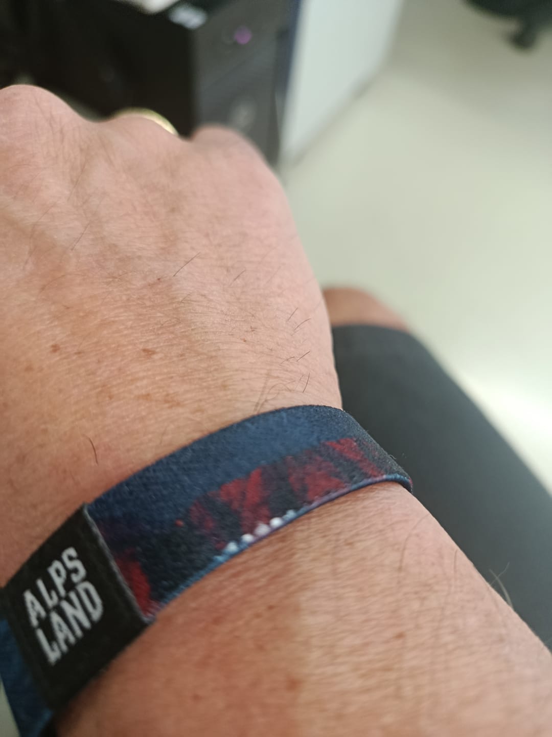 Customer photo review of No mountain too high, no trail too long - Elastisches Armband