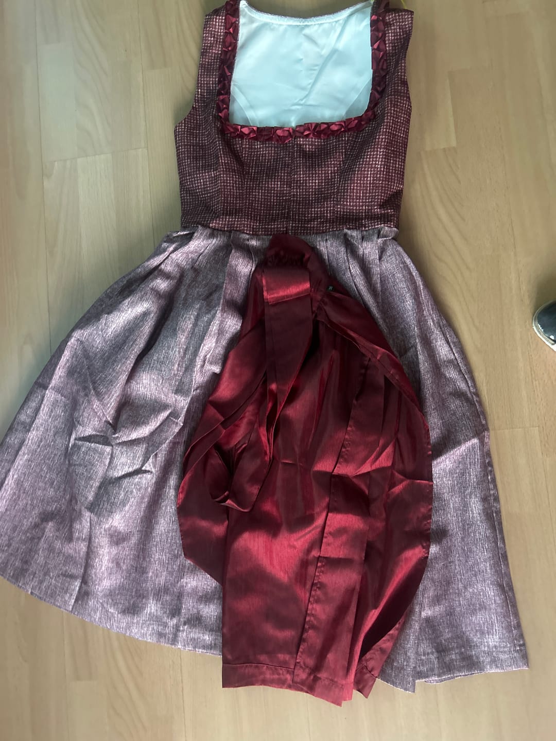 Customer photo review of Rot Gerader Ausschnitt Strukturierter Dirndl