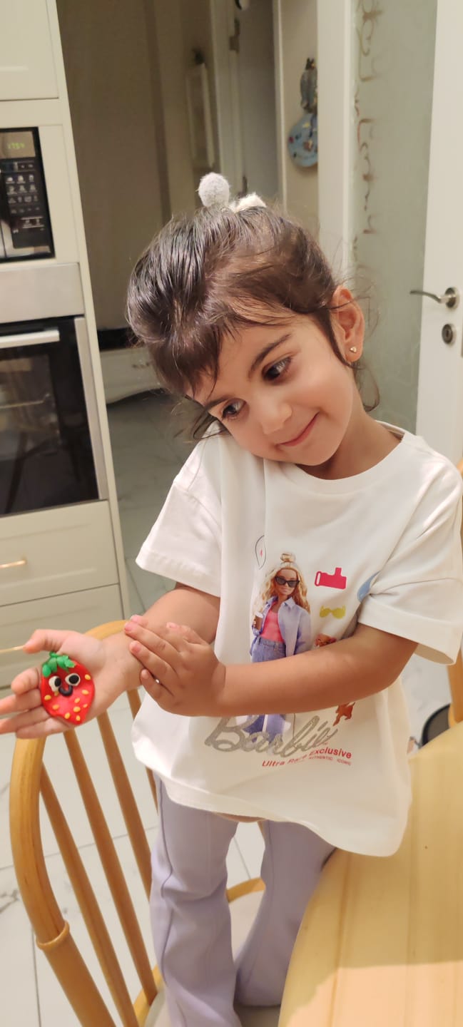 Customer photo review of Karanlıkta Parlayan Oyun Hamuru 4 Renk 440 g | Let's