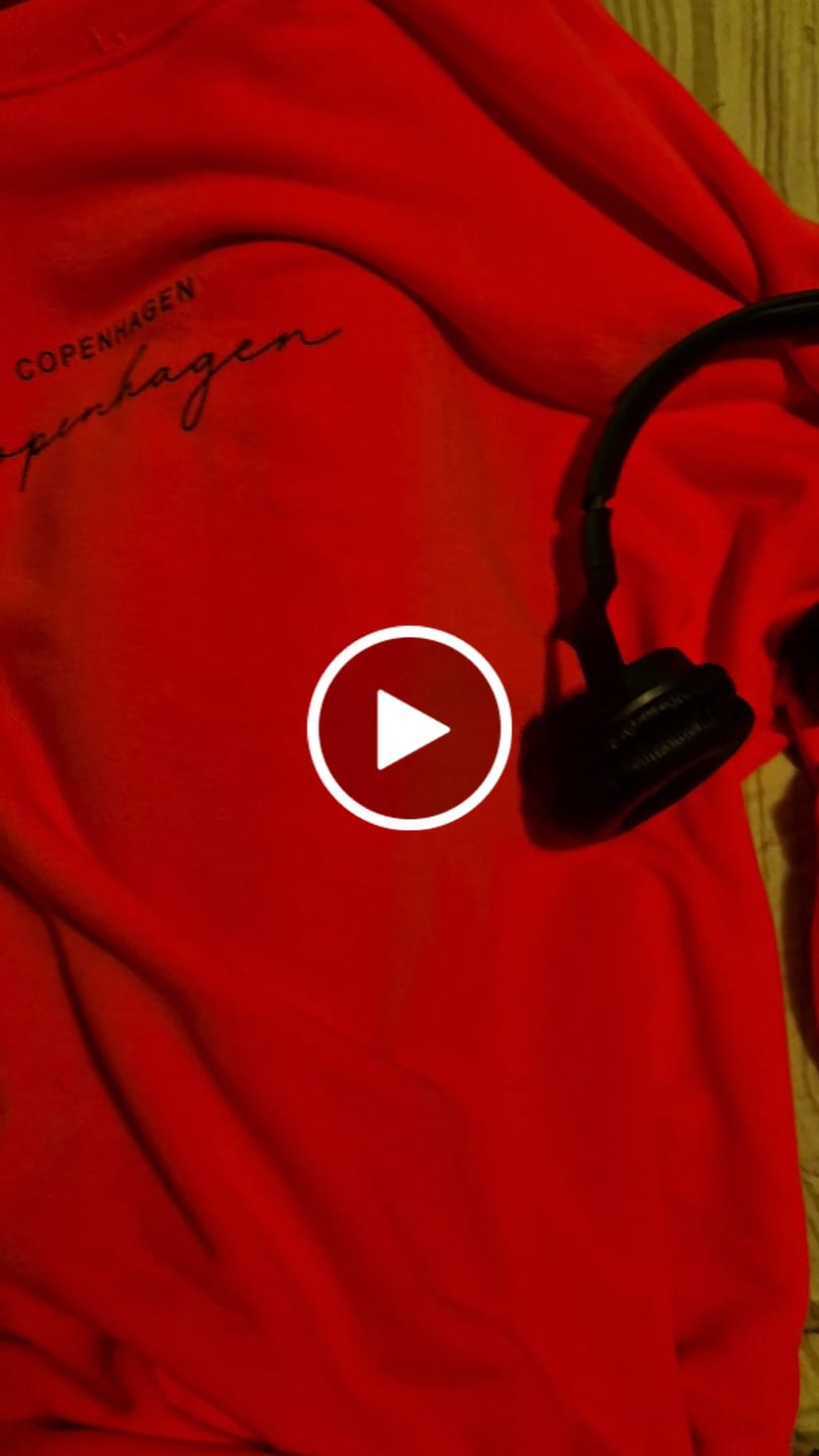 Customer video review of Sweater mit Rückenprint COPENHAGEN pink