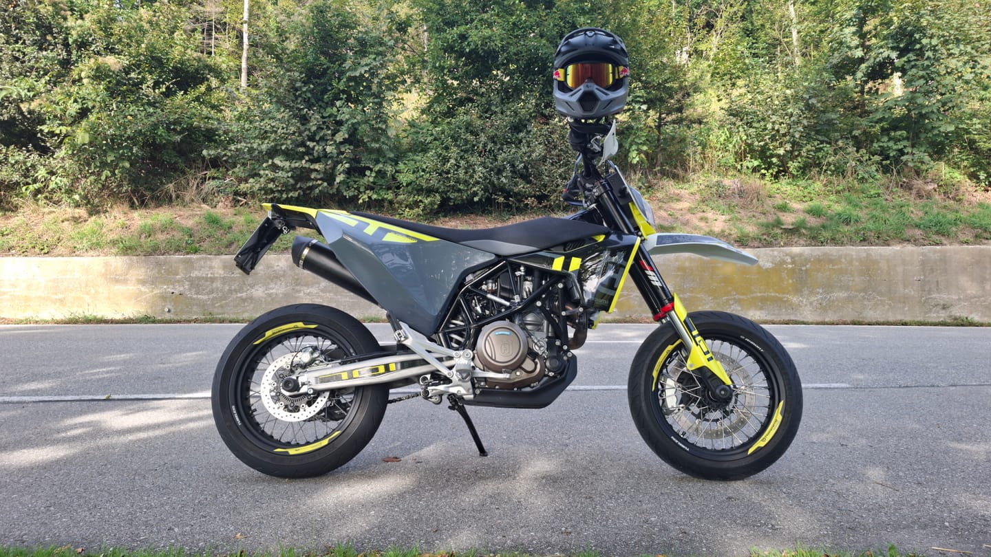 Customer photo review of Rim Decal - "Husqvarna" (yellow)