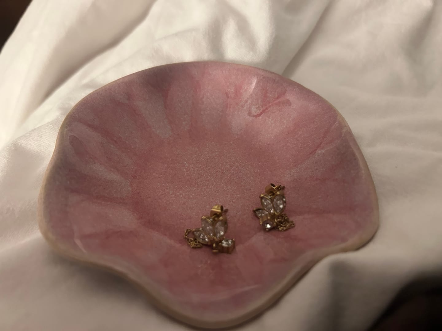 Customer photo review of Limitless Sky Lotus Ohrstecker 14K Vergoldet