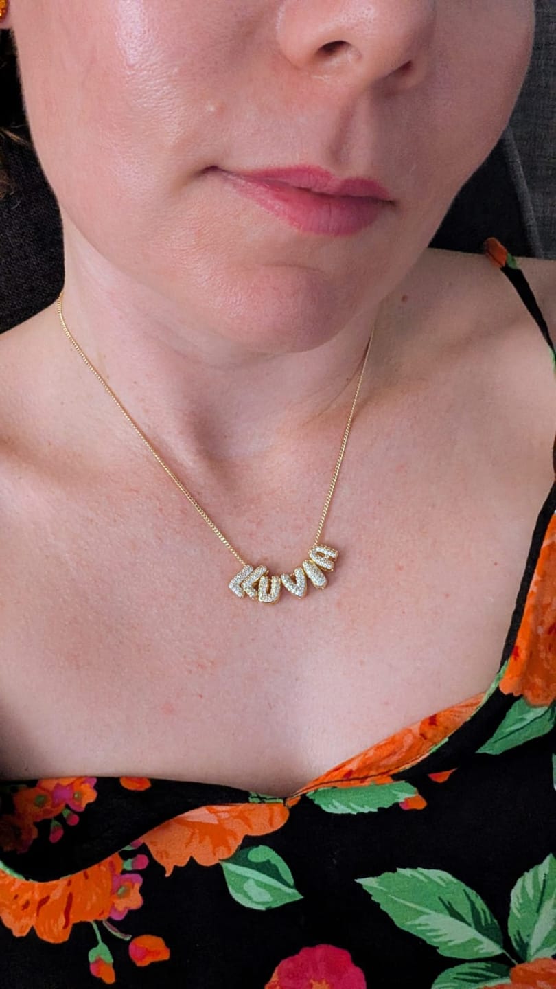 Customer photo review of Personaliza Tu Collar Inicial Mini Bubble Dorado Zirconias