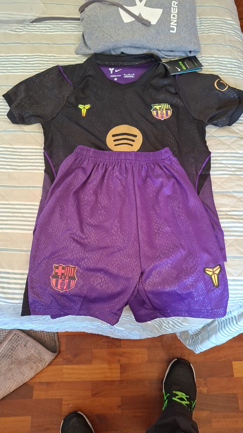 Customer photo review of Camisa e Pantalones Cortos para Niño FC Barcelona Away 26/27