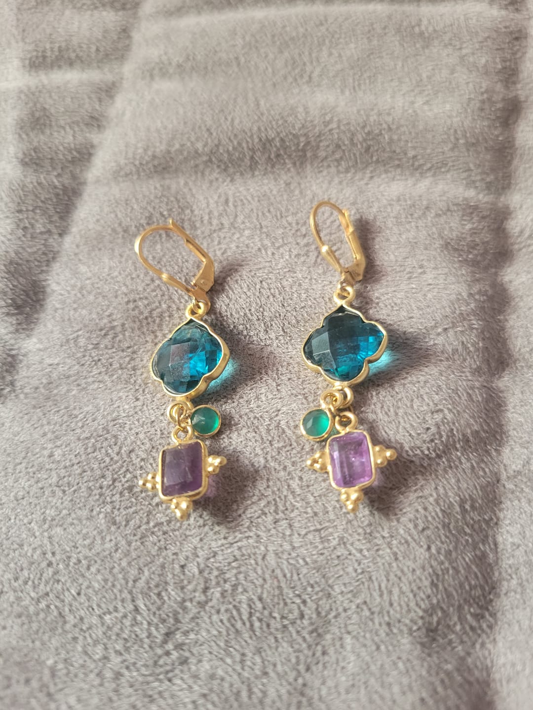 Customer photo review of La Byzantine — boucles d'oreilles topaze bleue et améthyste