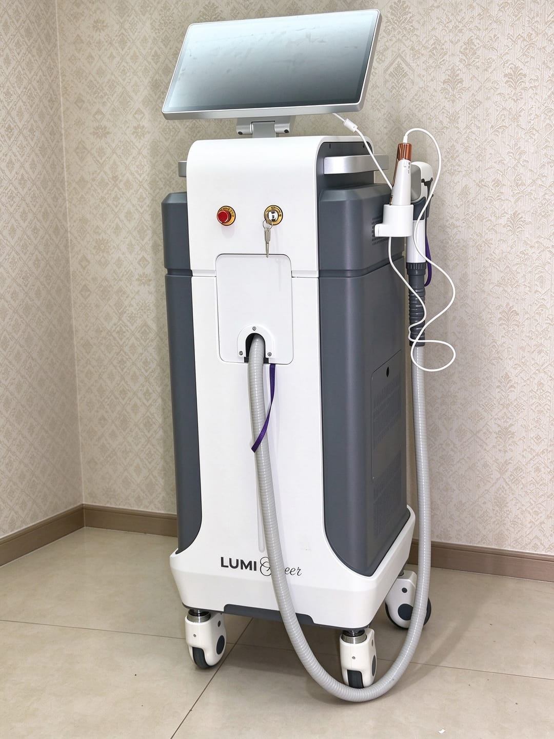 Opinión con foto de un cliente sobre la máquina láser de diodo LumiSheer™ Infinity - 3 longitudes de onda, gran tamaño de punto y punta facial