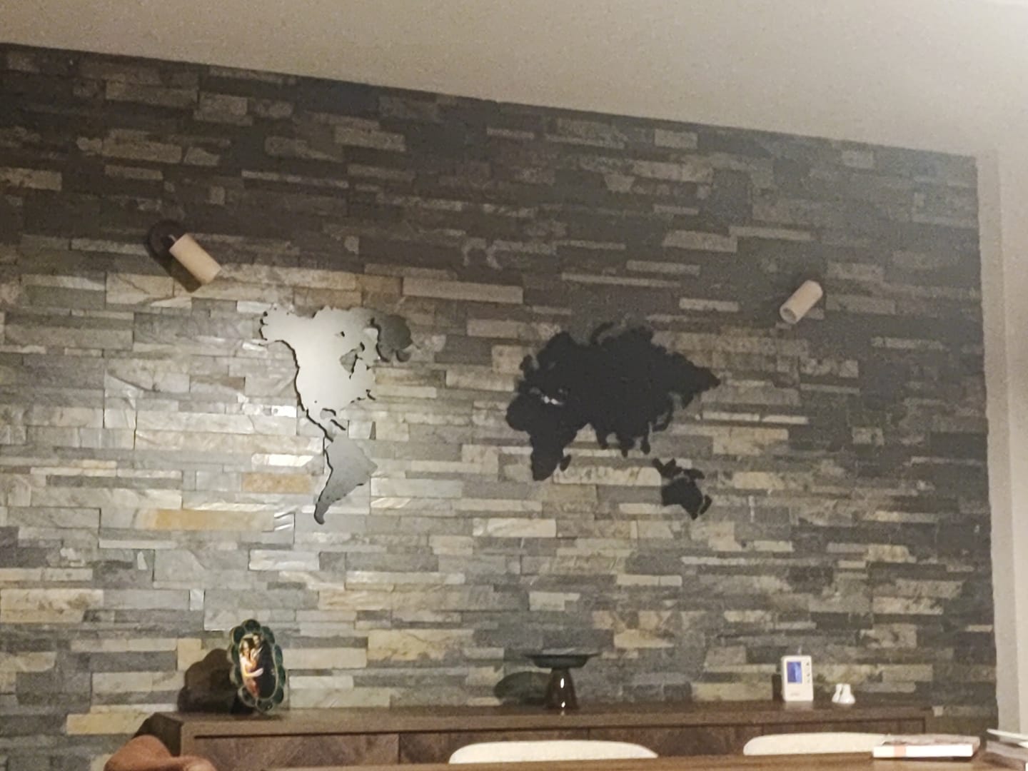 Customer photo review of Dilsiz Metal Dünya Haritası - Modern Duvar Dekoru