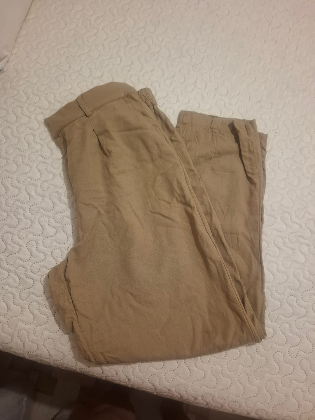 Customer photo review of Calça Slouchy Íris Marrom Claro