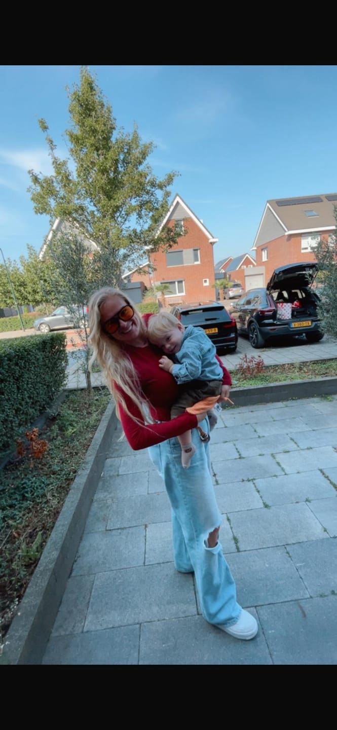 Recenzja zdjęcia klienta dotycząca bluzy z kapturem GATED COMMUNITY ZIP w kolorze bordowym