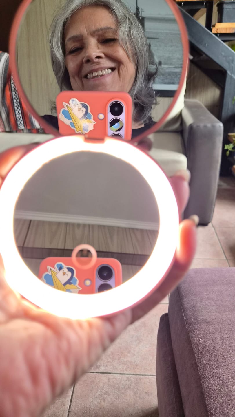 Customer photo review of Espejo Pórtatil Luz Led