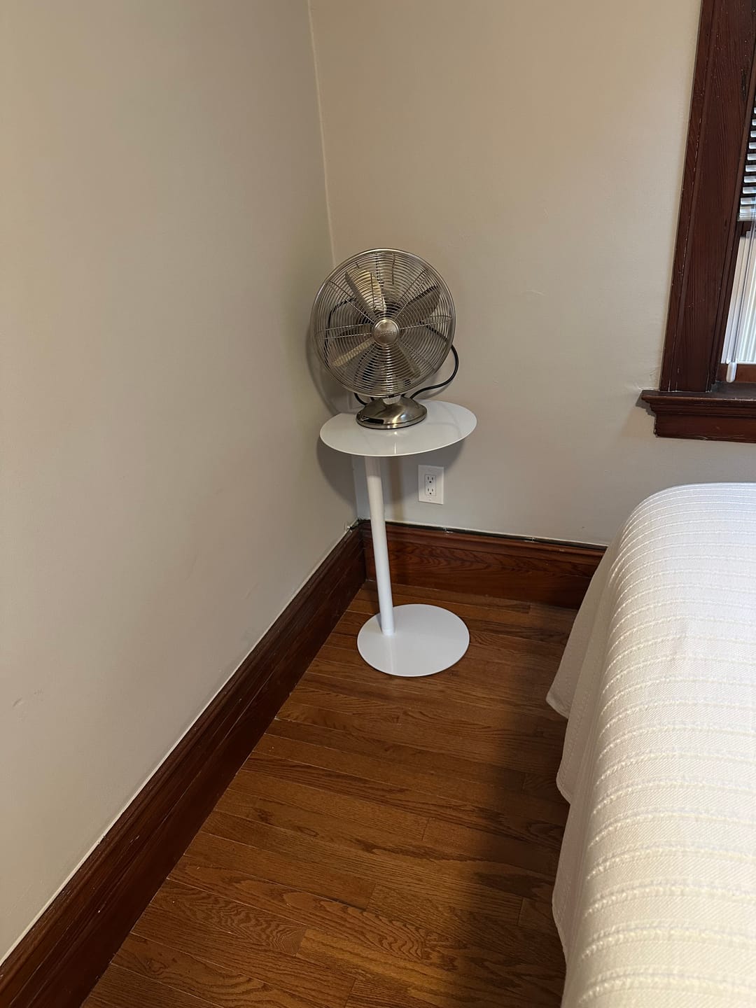 Customer photo review of Homebaa Colorful Round Metal C-Shaped Scandinavian Side Table