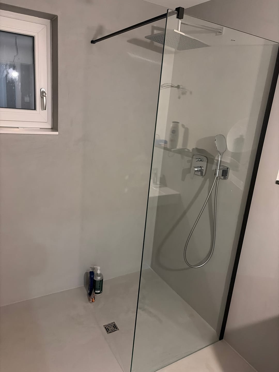 Customer photo review of SONNI Begehbare Dusche Duschabtrennung Duschwand 10mm Schwarz Duschabtrennung Duschkabine Nano ESG 80-140cm