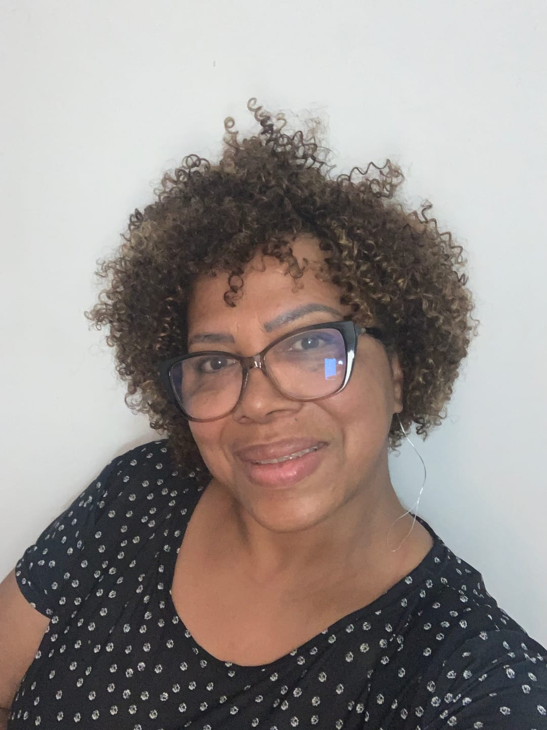 Customer photo review of Peruca Wig Humana Niki Castanho com Luzes Cacheada