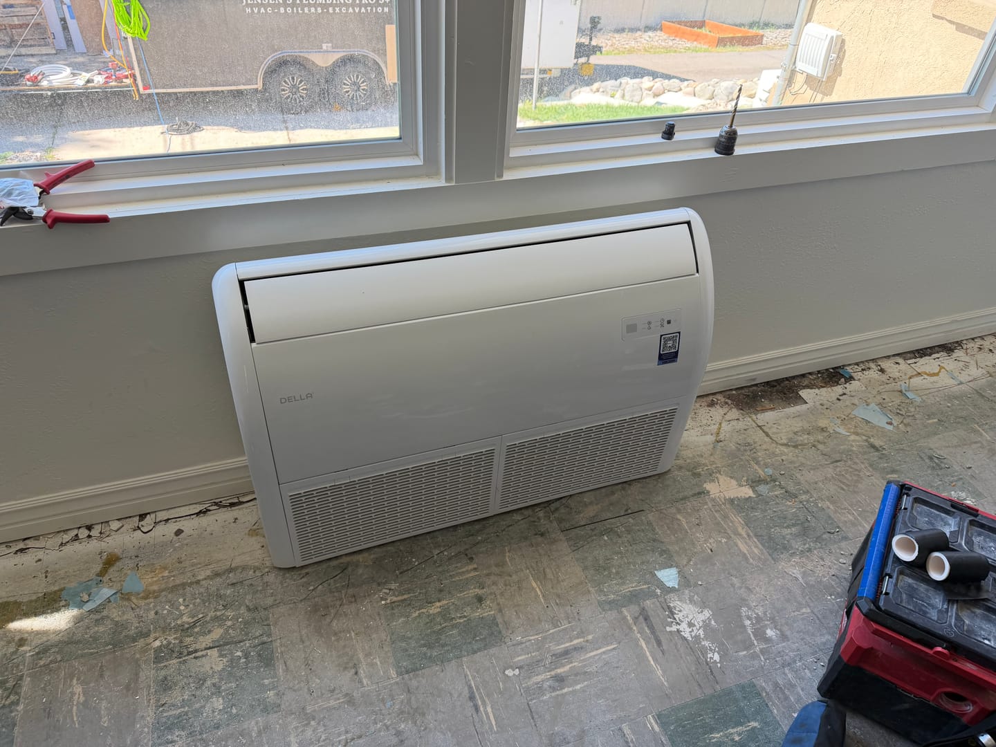 Customer photo review of DELLA 18000 BTU 20.5 SEER2 Floor Mounted Mini Split AC - Up to 1000 Sq. Ft.