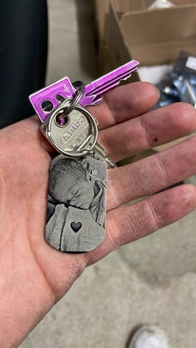 Customer photo review of Dla taty - brelok do kluczy dla rodzica (z czarno-białym grawerem)