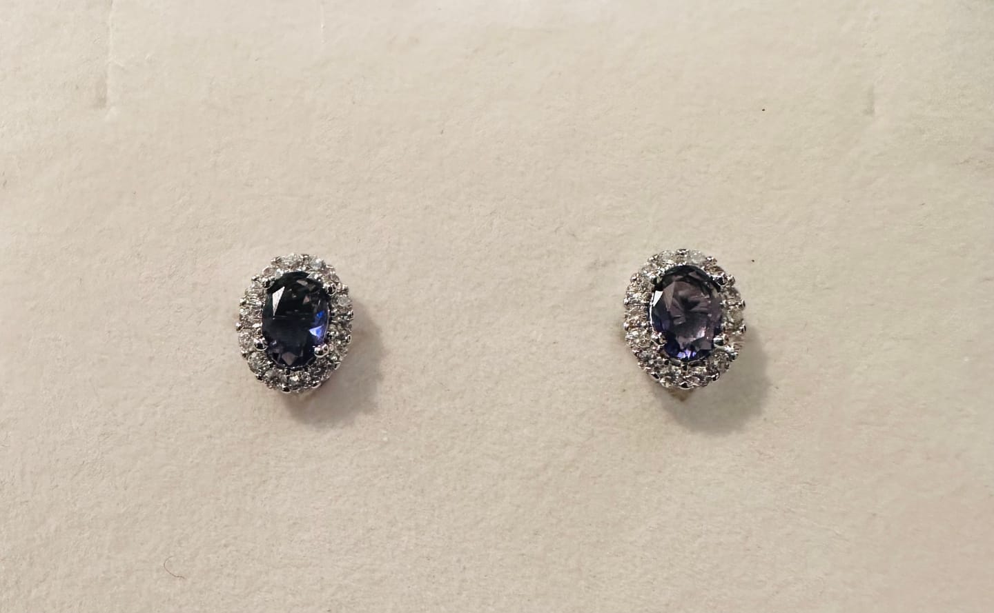 Customer photo review of Par Arete Ovalado Birthstone Plateado