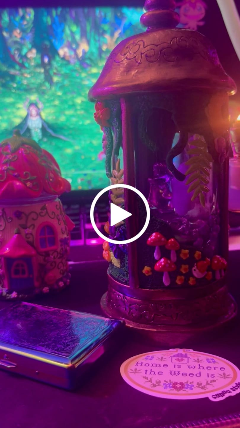 Customer video review of LANTERN FAIRY BONG