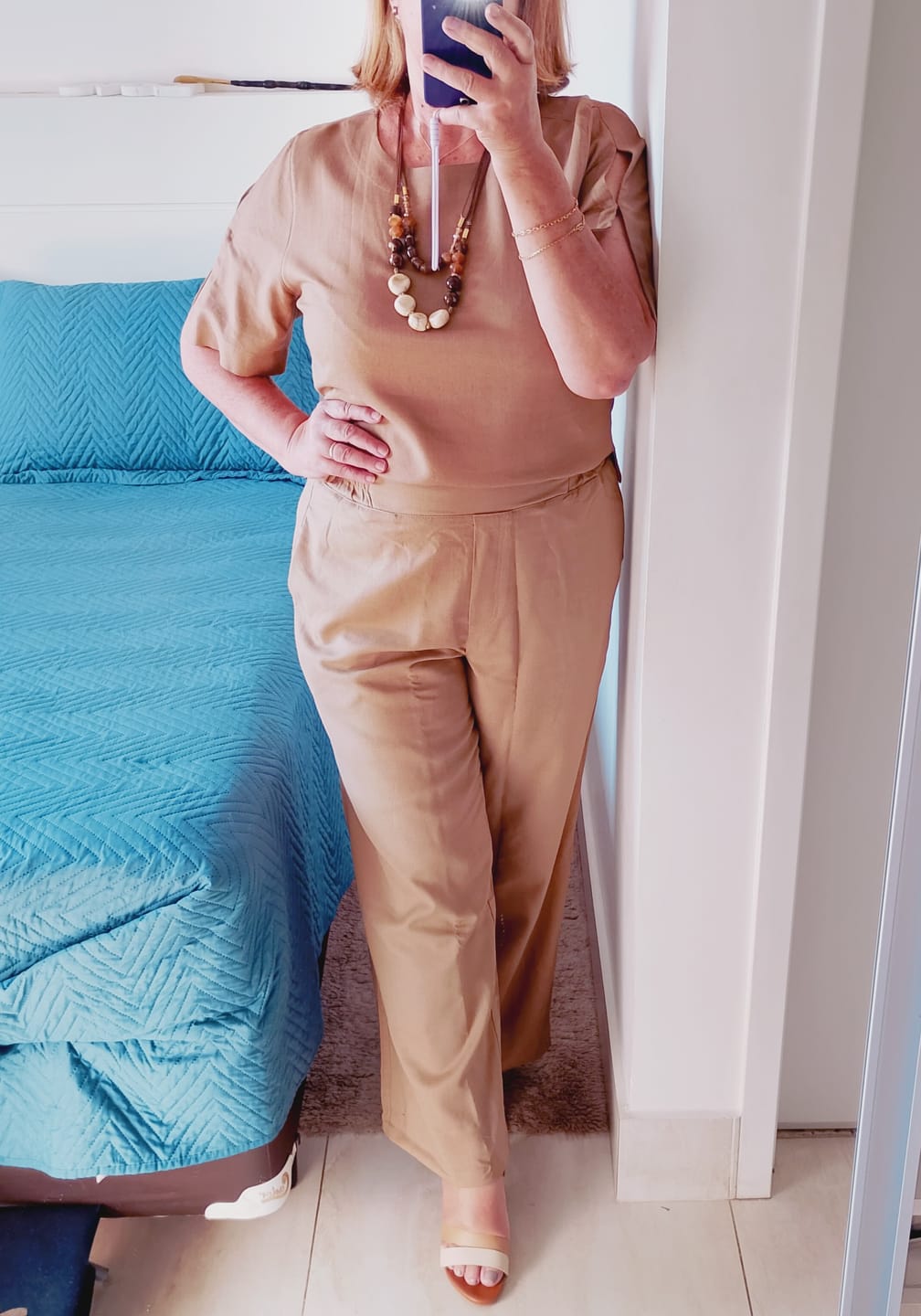 Customer photo review of Calça Reta Petúnia Marrom Claro