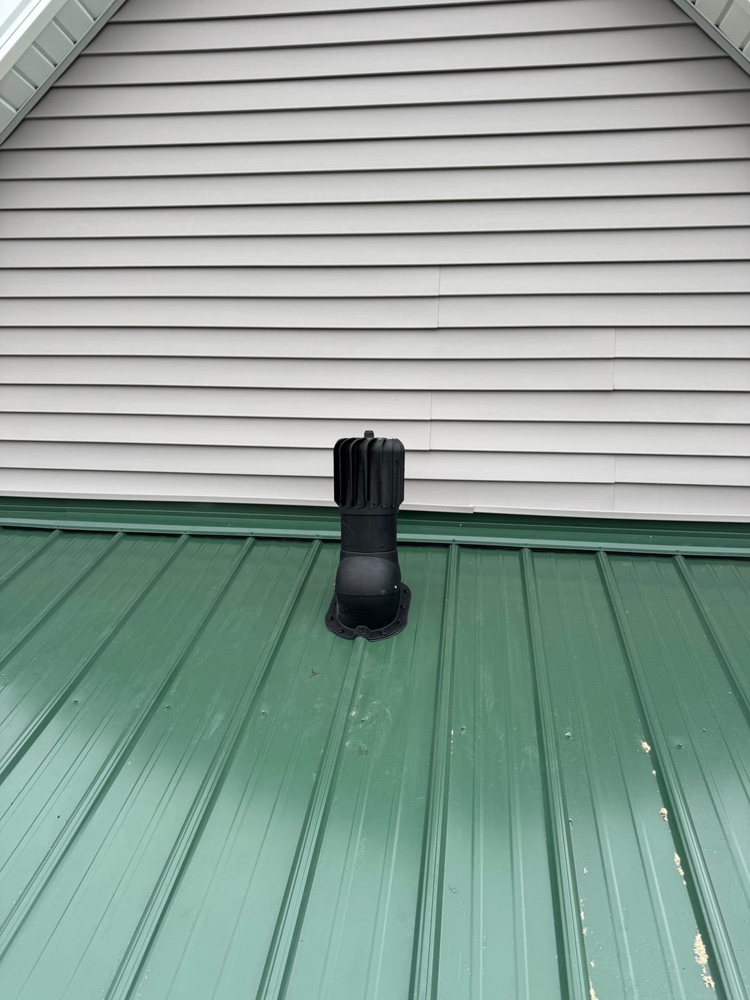 Customer photo review of IVENT ROTO OBLONG - Kitchen and Bathroom Exhaust Vent for Metal Exposed Fasteners Roofing with RIB profile 3/4" high.