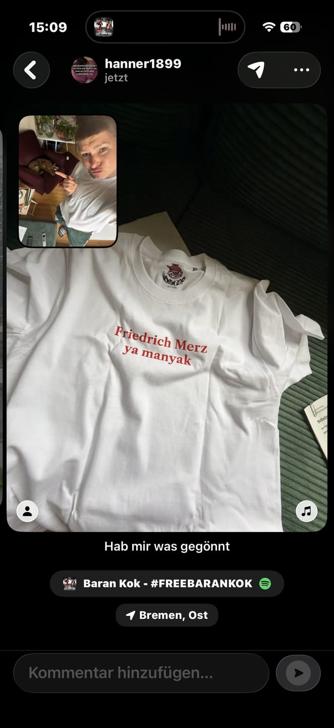Customer photo review of Friedrich Merz ya manyak T-Shirt
