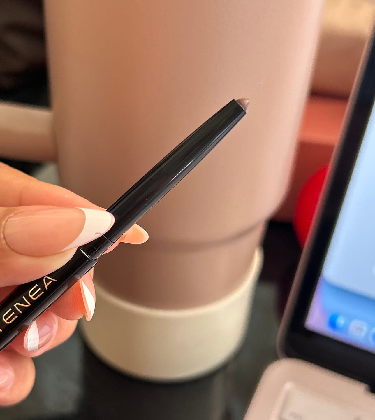 Customer photo review of LÁPIZ DELINEADOR EN GEL 1ST SCENE