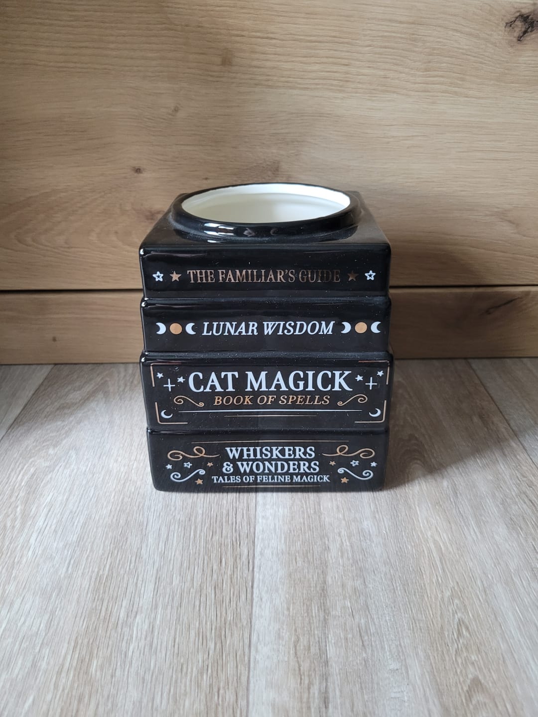 Customer photo review of Katzenmagie Vase „Bücher der Magie“ – Witchy Deko Blumenvase
