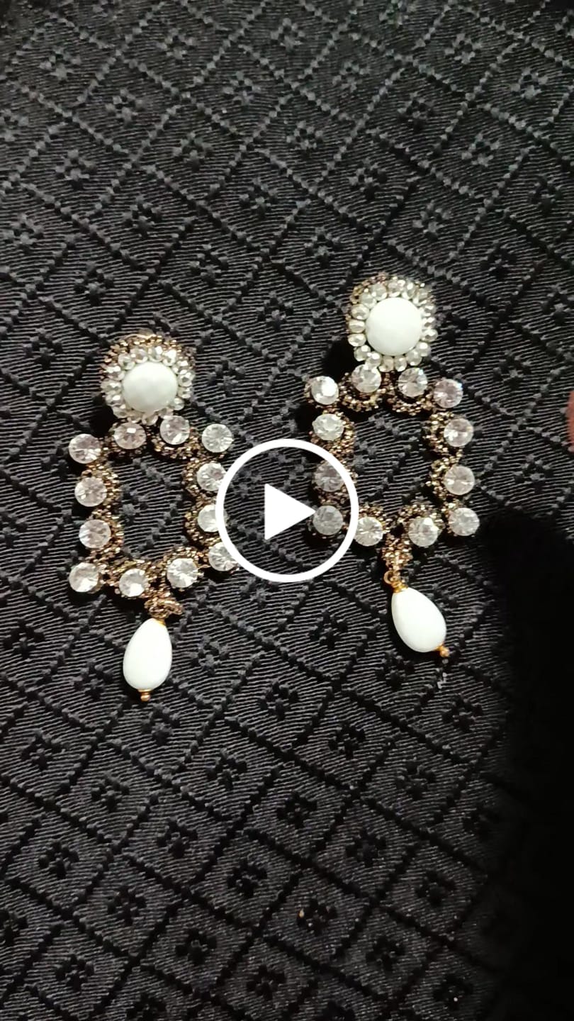 Customer video review of Orecchini Phoebe ghiaccio